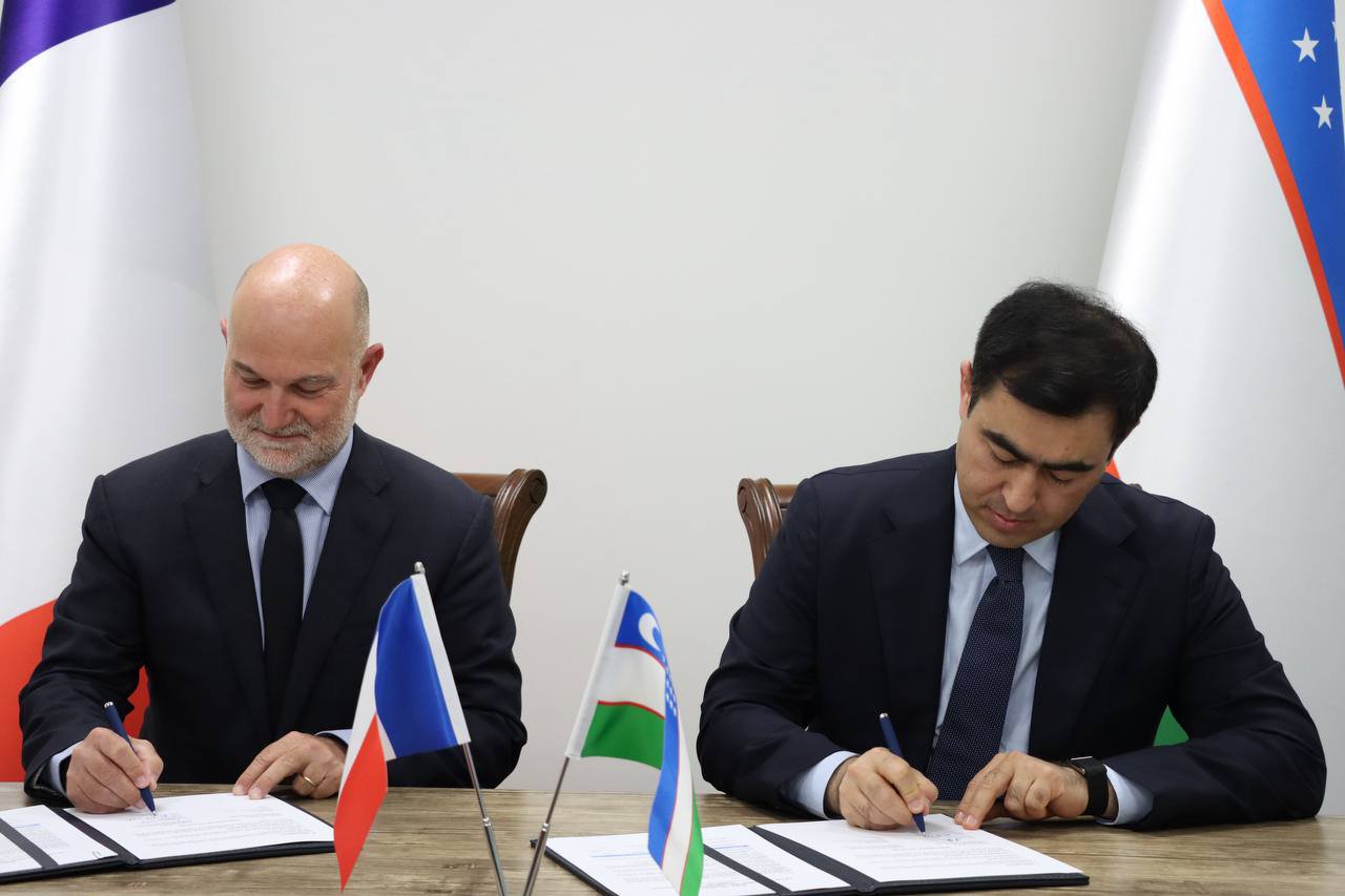 O‘zbekiston Sog‘liqni saqlash vaziri va Gustave Roussy International prezidenti o‘zaro anglashuv memorandumini imzolamoqda.